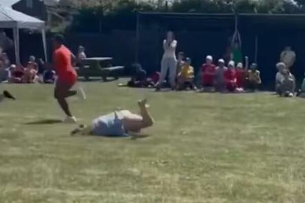 OBNAŽILA SE PRED SVOM DECOM, PA UMIRALA OD SMEHA: Sevnula joj GUZA samo tako, sve snimljeno (VIDEO)