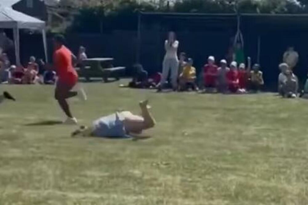 OBNAŽILA SE PRED SVOM DECOM, PA UMIRALA OD SMEHA: Sevnula joj GUZA samo tako, sve snimljeno (VIDEO)