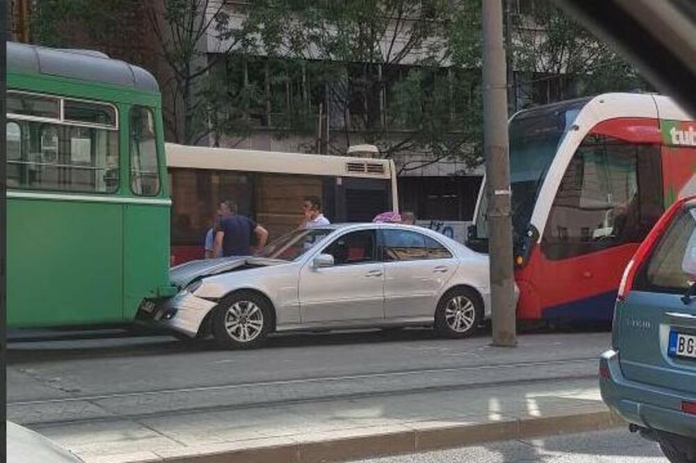 UDES U NEMANJINOJ! Taksista završio u sendviču između dva tramvaja (FOTO)