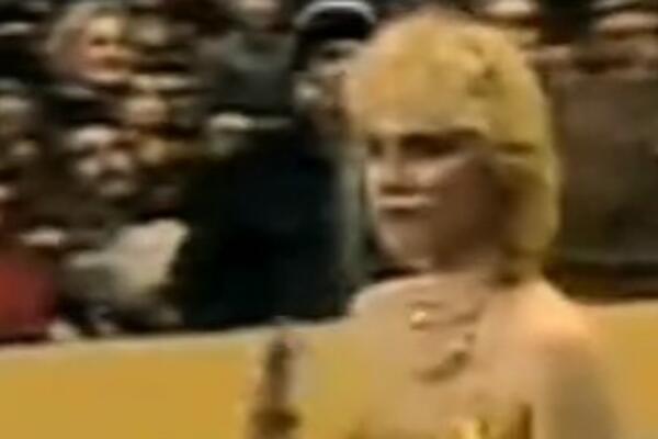 ISPLIVAO ŠOK SNIMAK LEPE BRENE KOJI SU SVI ZABORAVILI: Ušla u publiku pa se IZDRALA na čoveka, naredila mu je OVO!