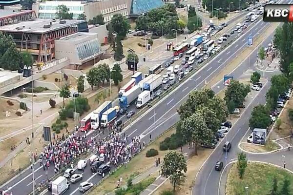 VOZAČI IDU U SUPROTNOM SMERU NA AUTO-PUTU: Blokada radnika Fijata dovela do saobraćajnog kolapsa (FOTO)