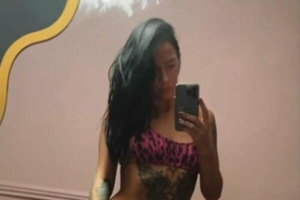 EMA U RESTORANU POKAZALA I VIŠE NEGO ŠTO JE SMELA: Čak su i DECA gledala u NJENE GRUDI, sve joj je ISPALO (FOTO)