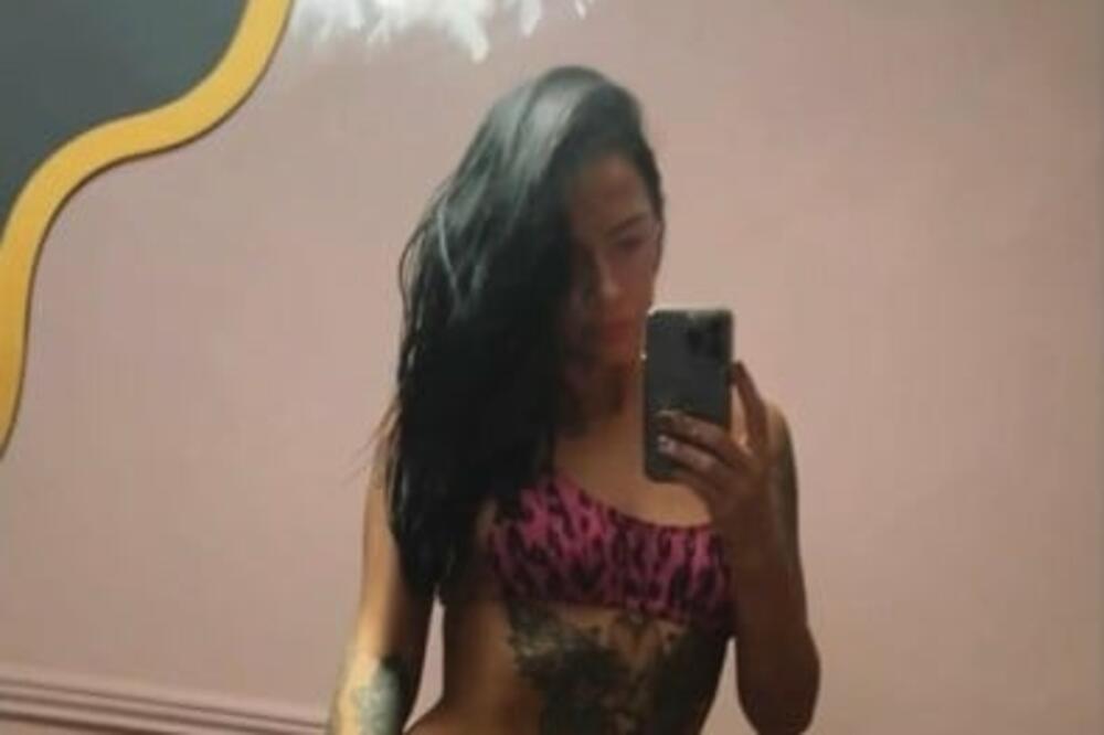 EMA U RESTORANU POKAZALA I VIŠE NEGO ŠTO JE SMELA: Čak su i DECA gledala u NJENE GRUDI, sve joj je ISPALO (FOTO)