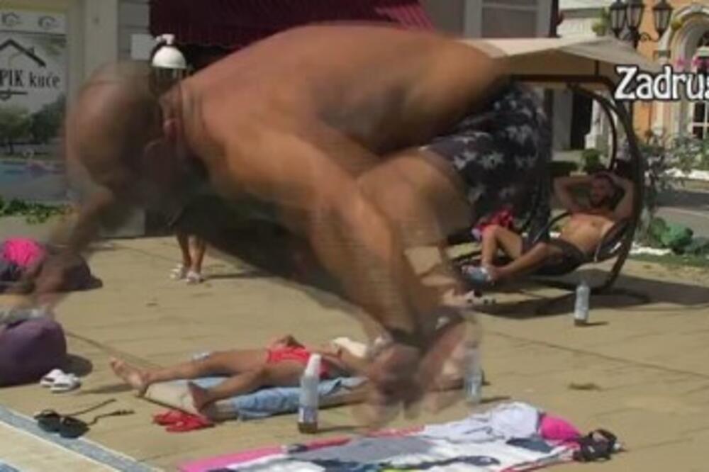 DEJAN DRAGOJEVIĆ SKOČIO NA GLAVU: Učesnici vrište! (VIDEO)