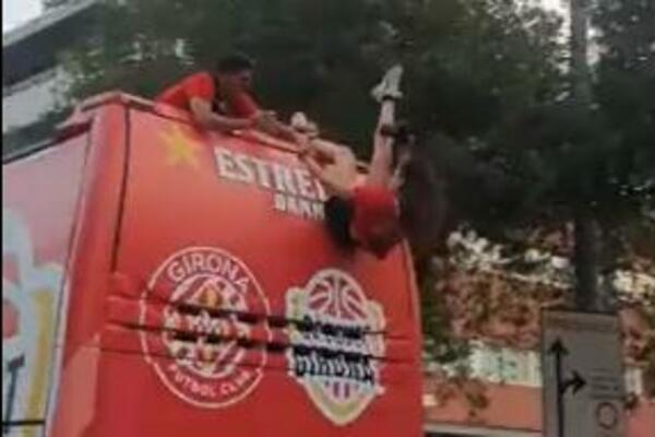 MALO SU PRETERALI U SLAVLJU: Fešta u autobusu je mogla da se završi na drugačiji način, umalo tragedija! (VIDEO)