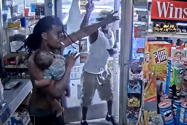 (UZNEMIRUJUĆI VIDEO) ČOVEK DRŽAO BEBU U NARUČJU, A ONDA SE ODIGRAO HOROR KAKAV NEMA NI U FIMOVIMA: Dramatično!