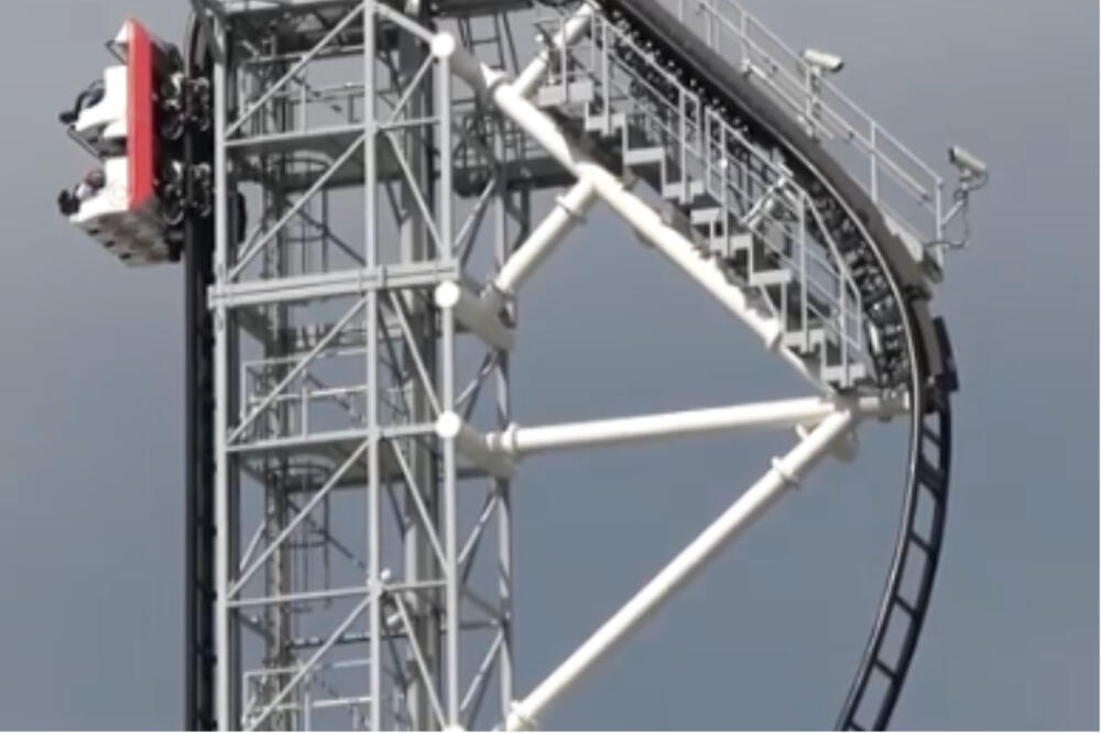 VISILI NAOPAČKE, OVO JE EKSTREMNO, ZADRHTAĆE VAM KOLENA! Isplivao snimak JEZIVE VOŽNJE u luna parku (VIDEO)