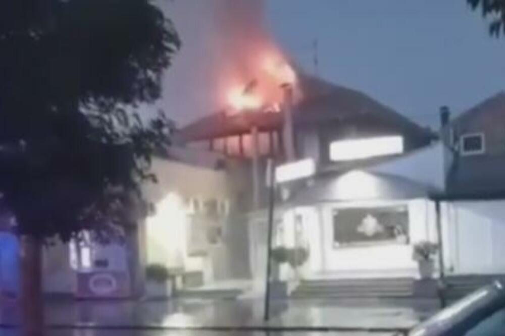 STRAVIČAN UDAR GROMA U MLADENOVCU: Bukti vatra iz objekta, vatrogasci u akciji! (VIDEO)