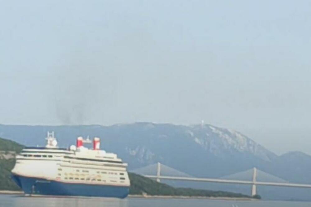 GRDOSIJA UPLOVILA U NEUM: Plutajući HOTEL prvi koji je prošao ispod PELJEŠKOG MOSTA, dug oko 230 METARA! (VIDEO)