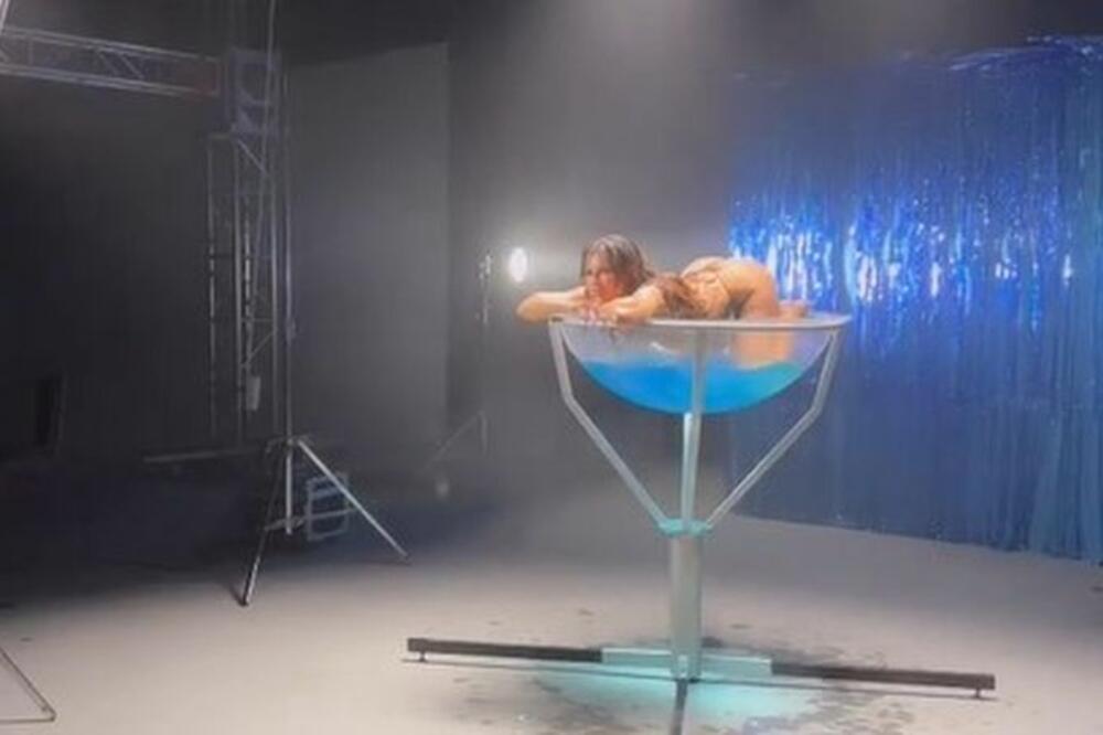 STARLETA U 37. GODINI SE SKINULA I MOKRA POKAZALA UMEĆE: Vreli ples ZAPALIO SVE, a tek da vidite kakav KUPAĆI NOSI!