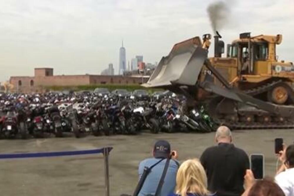 "OPASNI" MOTORCIKLI SAMLEVENI BULDOŽEROM: Javnost BURNO reagovala, evo i ZAŠTO! (VIDEO)