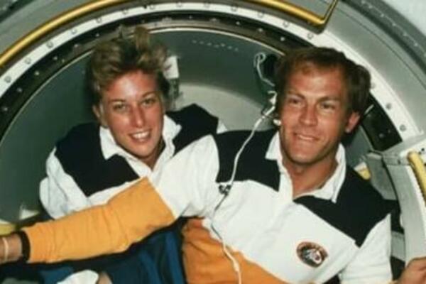 ONI SU JEDINI PAR KOJI SE VENČAO MEĐU ZVEZDAMA: NASA nije imala POJMA, a kasnije ih KOPKALA njihova INTIMA! (VIDEO)