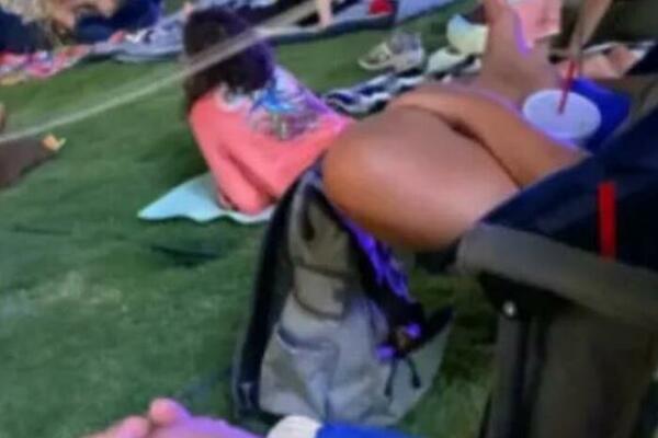 GOLA ZADNJICA U TANGAMA ISPRED SVIH: Uzbudićete se na PERVERZNU stvar, svi pilje (FOTO)