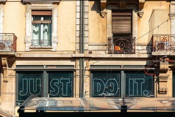 SVETSKI POZNAT PROIZVOĐAČ PATIKA U VELIKOJ KRIZI: Prisiljeni su da ugase na hiljade radnih mesta, biće i OTKAZA!