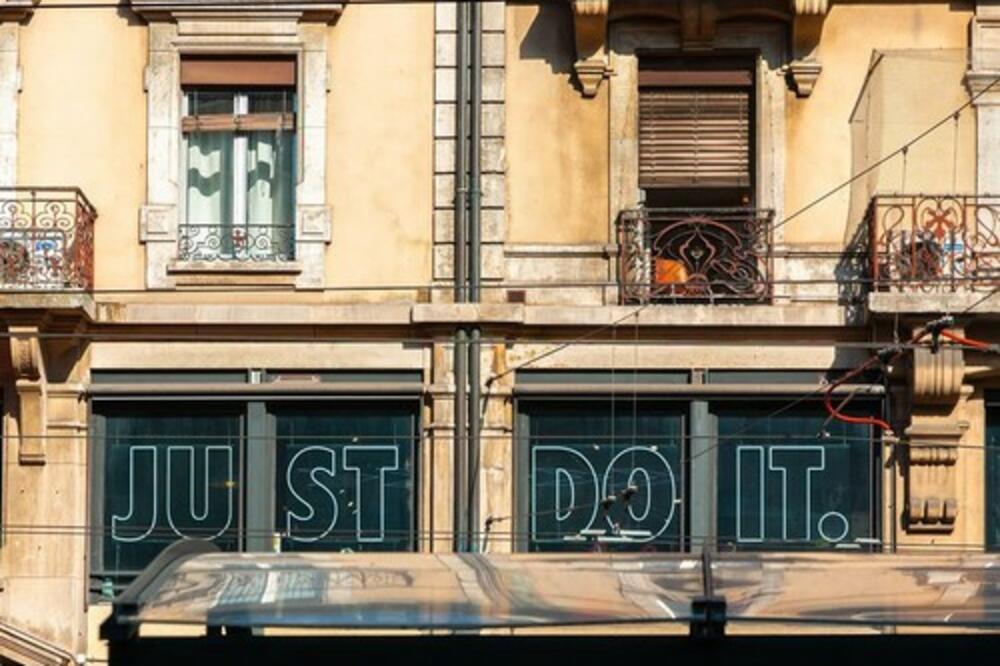 SVETSKI POZNAT PROIZVOĐAČ PATIKA U VELIKOJ KRIZI: Prisiljeni su da ugase na hiljade radnih mesta, biće i OTKAZA!