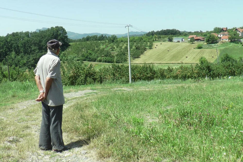 MILOMIR IZ KOŠTUNIĆA SVAKI DAN ČEKA KURIRA BRZE POŠTE: Ojađen je za 35.000 dinara zbog OVOGA! (FOTO)