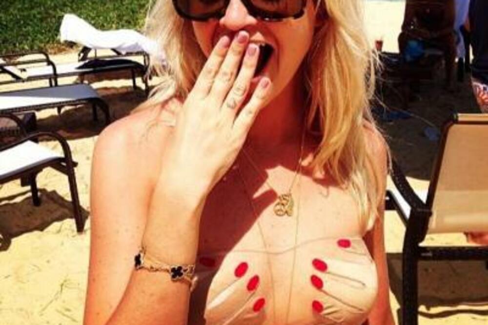 SA GOLIM GRUDIMA NA PLAŽU: Muškarci na nogama, OVO ĆETE OD SAD VIĐATI (FOTO)