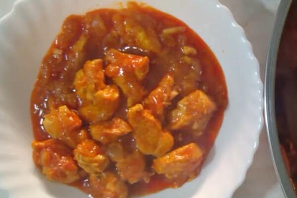 SRBI, ZA OVAJ RUČAK VAM JE POTREBNO SAMO 260 DINARA: Pikantan GULAŠ sa 1 vrstom MESA domaćice NISU PRAVILE (RECEPT)