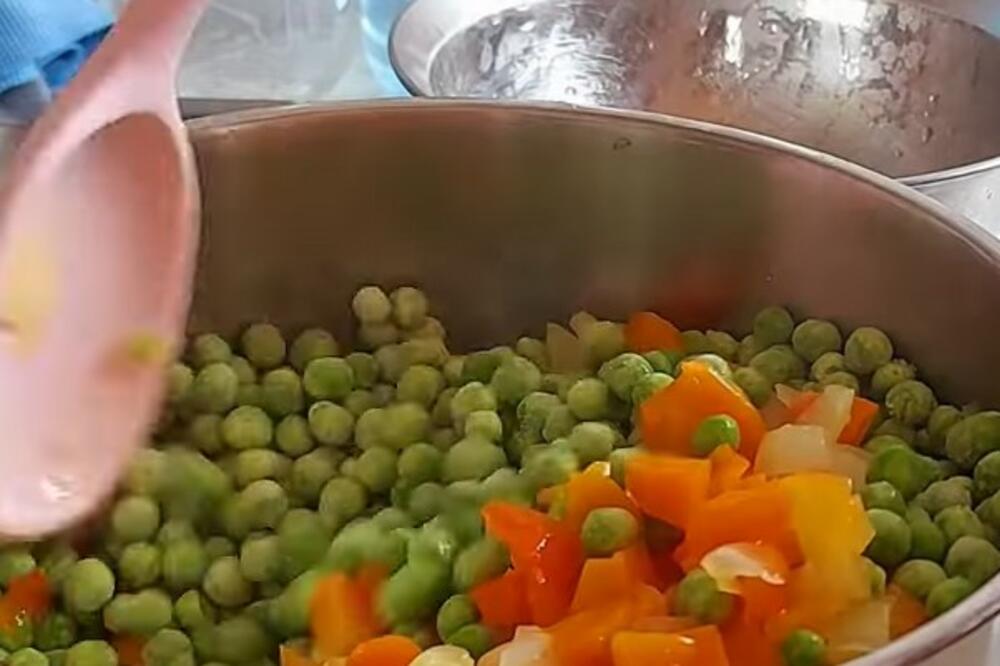 NAPRAVITE ČORBAST GRAŠAK BEZ MESA NA STARINSKI NAČIN: Domaćice, postaće vam OMILJEN zbog 1 POVRĆA (RECEPT)