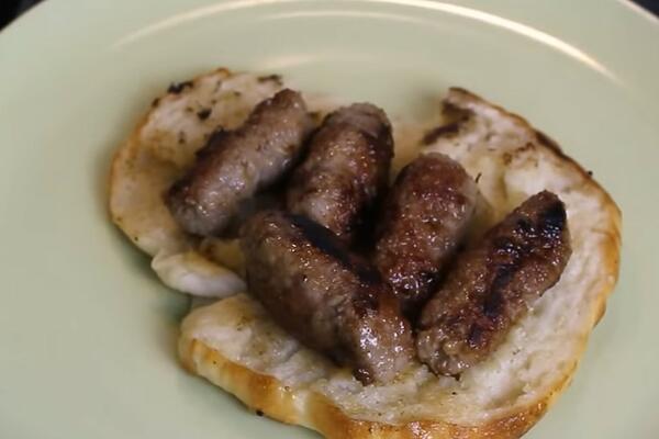 OVAKO SE PRAVE ORIGINALNI BOSANSKI ĆEVAPI: Srbi, TAJNA je u SPEMANJU SOMUNA, ovo ODMAH ZAPIŠITE (RECEPT)