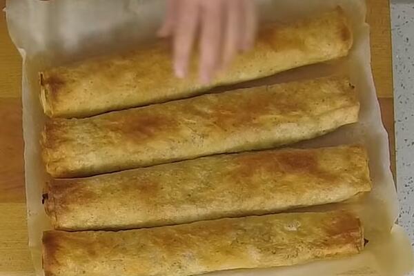 IZDAŠNA I SOČNA, A U NJU NE IDU NI PEČURKE NI KROMPIR: Zasitna pita koju ćete stalno doručkovati tokom POSTA