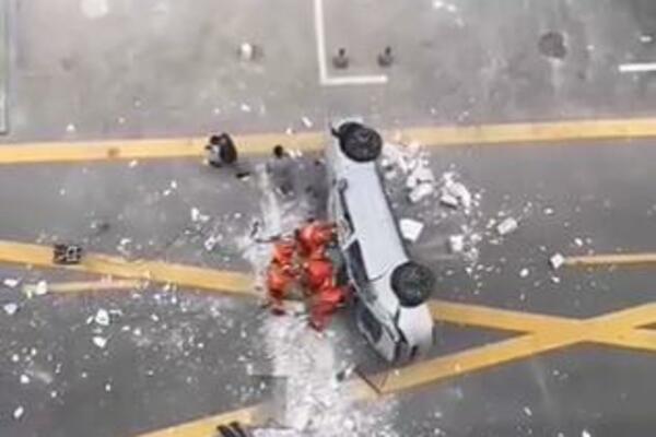 AUTOMOBIL PAO SA 3. SPRATA ZGRADE: Ima poginulih (VIDEO)