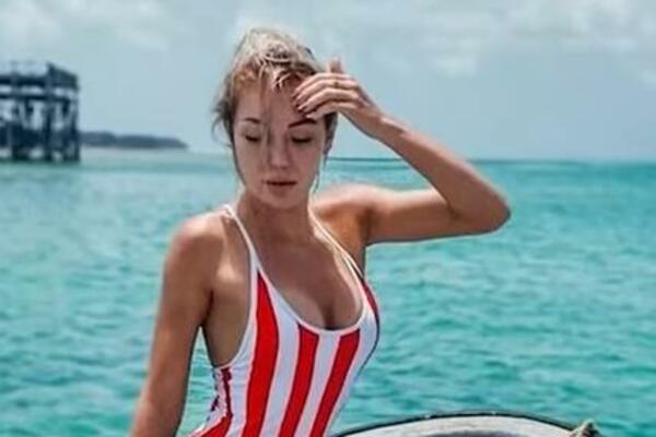 NECENZURISAN SNIMAK RUSKE MANEKENKE, UPLETEN I PUTIN: Evo šta je radila NEPOSREDNO pred... (VIDEO)