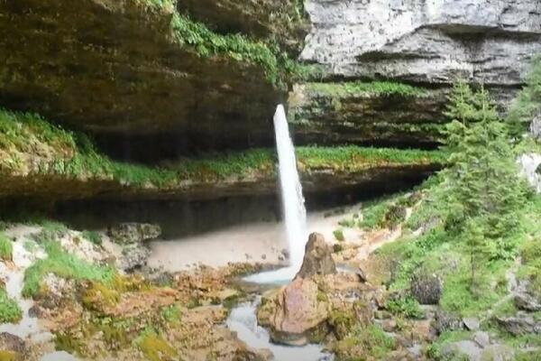 BALKANSKI BISER: Ako ste ljubitelj PRIRODE ovo je SAVRŠENO mesto za vas, VODOPAD kod KOMŠIJA jedan od NAJLEPŠIH!