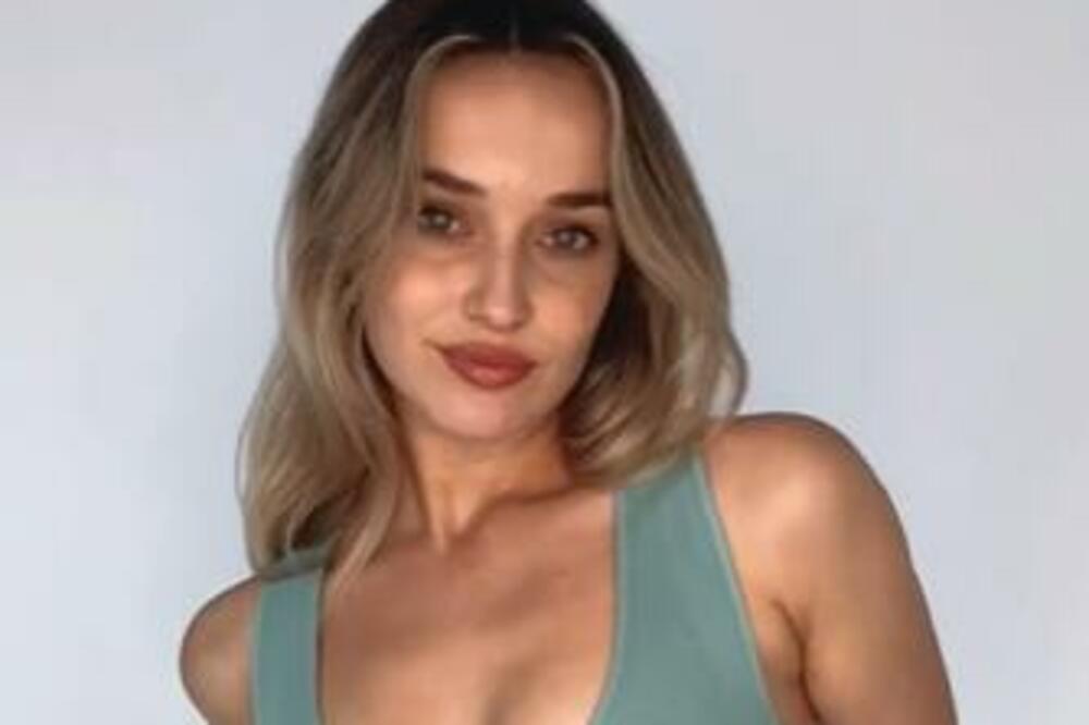 GRUDI SU JOJ BILE SVE VEĆE I VEĆE: Čim ih je IZVADILA, uradila je ovo sa OBE, muškarci pazite (VIDEO)