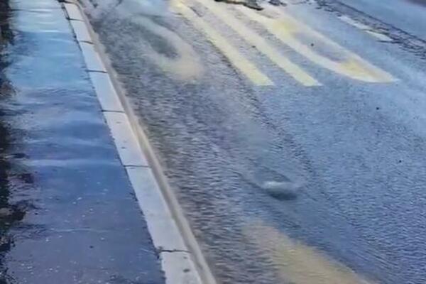 TEČE REKA NIZVODNO KROZ KNEZA MILOŠA: Voda šiklja, PEŠACI PRESKAČU (VIDEO)