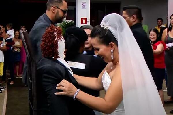 PRVO SE UDALA ZA LUTKU, A SAD TVRDI DA IMA I BEBU: Opisala čitav POROĐAJ, za "NJEGA" kaže da ima samo 1 MANU! VIDEO