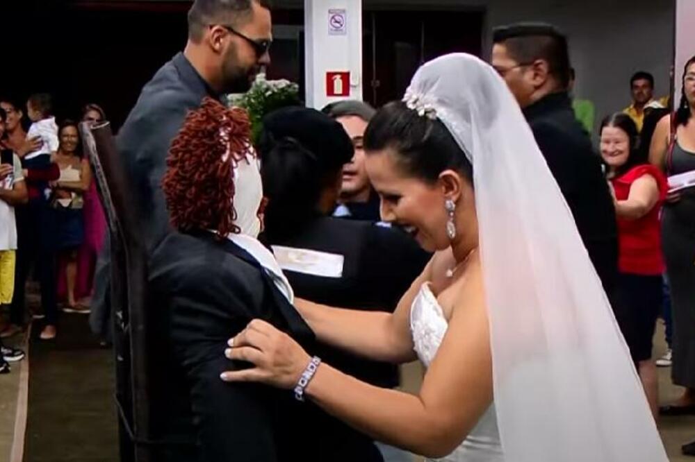 PRVO SE UDALA ZA LUTKU, A SAD TVRDI DA IMA I BEBU: Opisala čitav POROĐAJ, za "NJEGA" kaže da ima samo 1 MANU! VIDEO