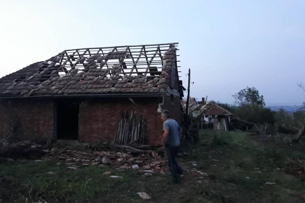 BOLESNI ZORAN ZBOG NEVREMENA OSTAO BEZ KROVA NAD GLAVOM: Jedva spasio glavu, crepovi mu padali na krevet (FOTO)