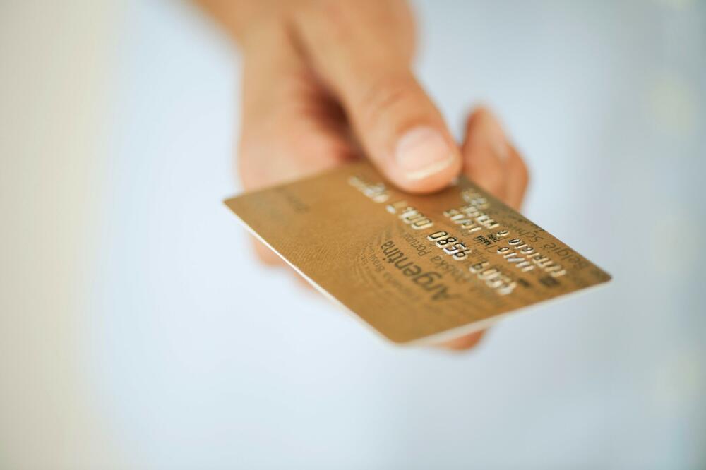 UZ POMOĆ OVIH SAVETA NEĆE BITI GLAVOBOLJE: Koristite kreditne kartice odgovorno i BUDITE BEZBEDNI!