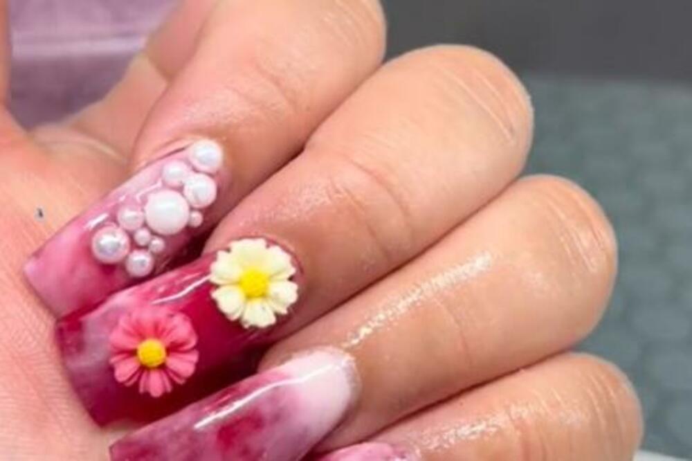 ŠTA JE OVO? Bacila pozamašnu SUMU NA NOKTE koji izgledaju kao ŠPATULE, ali bukvalno! (VIDEO)