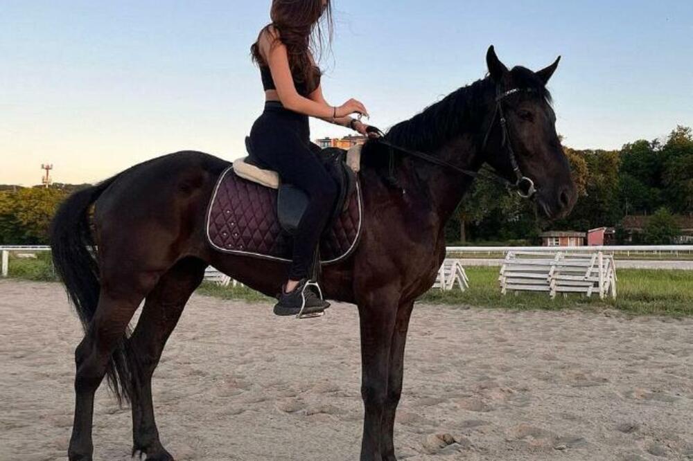 JAŠE KONJA U NAJVRELIJEM IZDANJU IKADA! ĆERKA HARISA DŽINOVIĆA MUŠKARCE BACA U TRANS: Bujan dekolte PARA OČI!