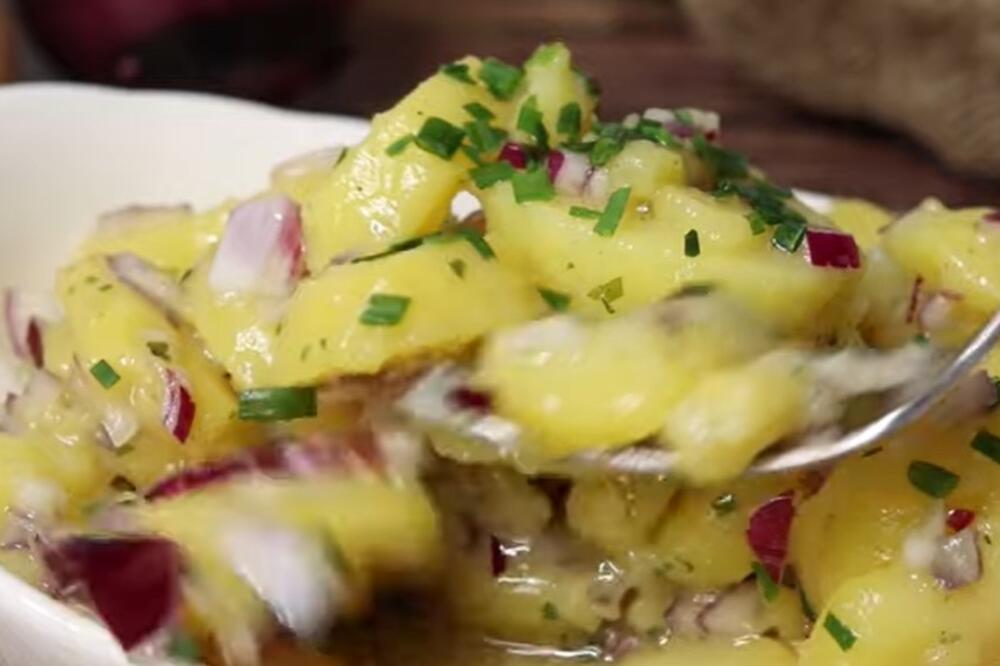 DOMAĆICE, DODAJTE OVO POVRĆE U KROMPIR SALATU: Ovako OSVEŽAVAJUĆU do sada niste PRAVILI (RECEPT)