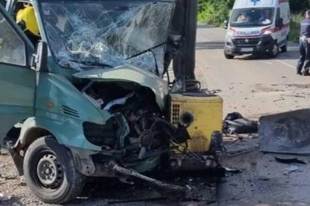 VATROGASCI SEKLI AUTO DA IZVUKU POGINULOG MOMKA: Zakucao se u kamion sa radnicima, NJIMA POGINUO KOLEGA DAN RANIJE