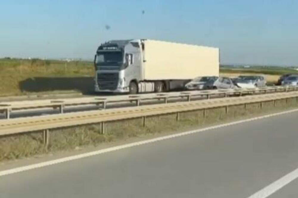 SAOBRAĆAJKA NA AUTO-PUTU KOD NOVIH BANOVACA: Stvorila se KILOMETARSKA kolona! (VIDEO)