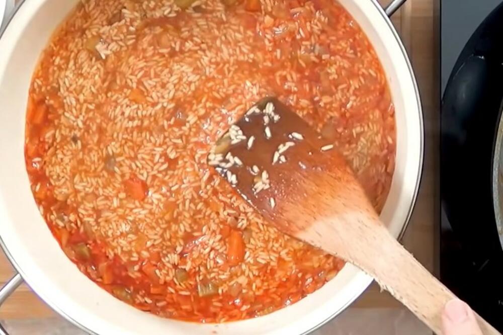 RUČAK IZ JEDNOG LONCA ZA CELU PORODICU: Džambolaja sa KOBAJOM je nešto što do sada niste jeli (RECEPT)