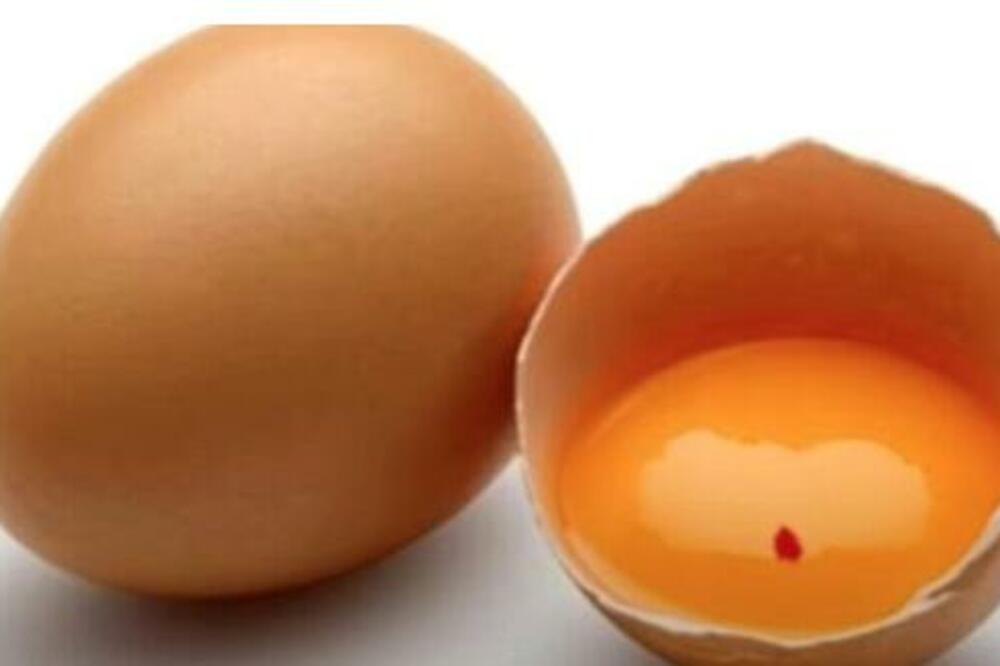 ZNATE LI ŠTA PREDSTAVLJA CRVENA MRLJA U JAJETU? U jednom slučaju ih NIKAKO ne smete jesti, opasno je!