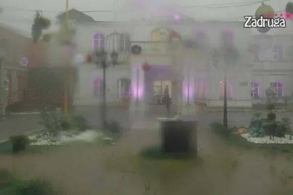 VODA UŠLA U ZIDINE ZADRUGE I KRENULA DA DIVLJA: Učesnici strahuju za svoje živote!
