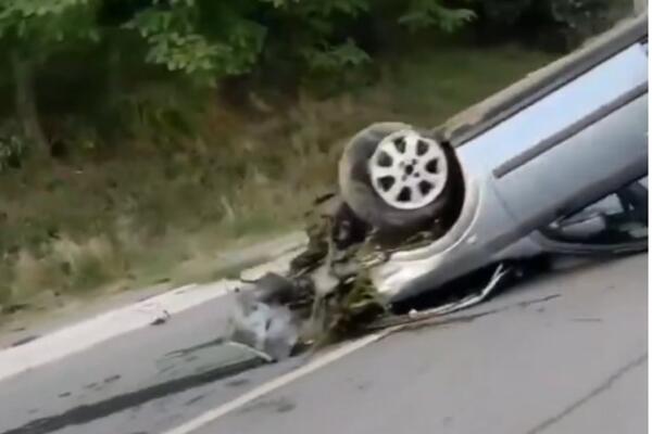 BANDERA LETELA 50 METARA DALJE, DELOVI AUTA RASUTI PO PUTU: Teška saobraćajka u Novom Sadu! (VIDEO)