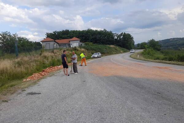 GRAĐEVINSKI MATERIJAL RASUT NA SVE STRANE, SPREČENA TRAGEDIJA KOD TOPOLE: Nesavesni vozač prosuo BLOKOVE! (FOTO)