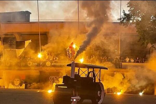 GORI HUMSKA: Grobari ispred stadiona - BAKLJADA, PESMA - Poruka Stolici i timu! (FOTO)
