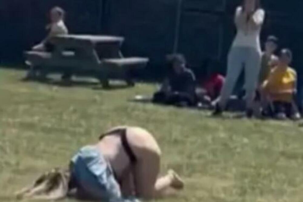 MAJKA LEGLA I POKAZALA TANGE PRED MALOLETNICIMA: Zbog nove stvari koja joj se DESILA, pune joj INBOKS (VIDEO)