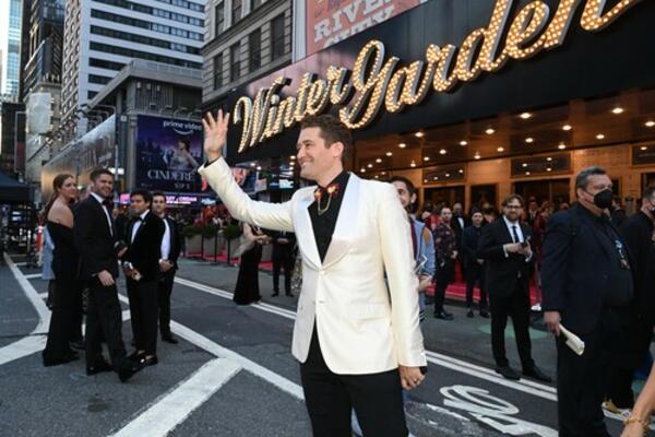 GLUMAC IMAO ODNOSE SA TAKMIČARKOM, SMENJEN PO HITNOM POSTUPKU: Skandal uzdrmao svet!