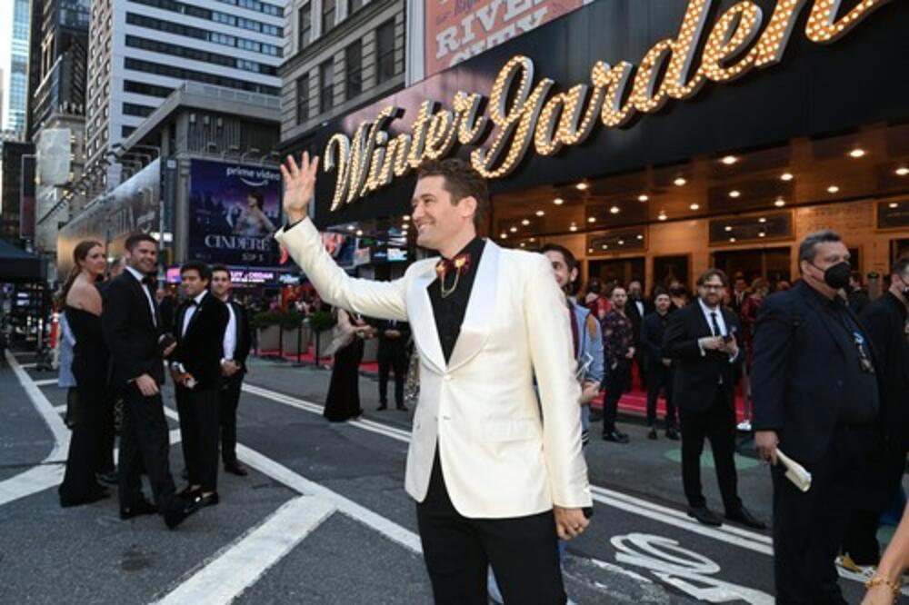 GLUMAC IMAO ODNOSE SA TAKMIČARKOM, SMENJEN PO HITNOM POSTUPKU: Skandal uzdrmao svet!