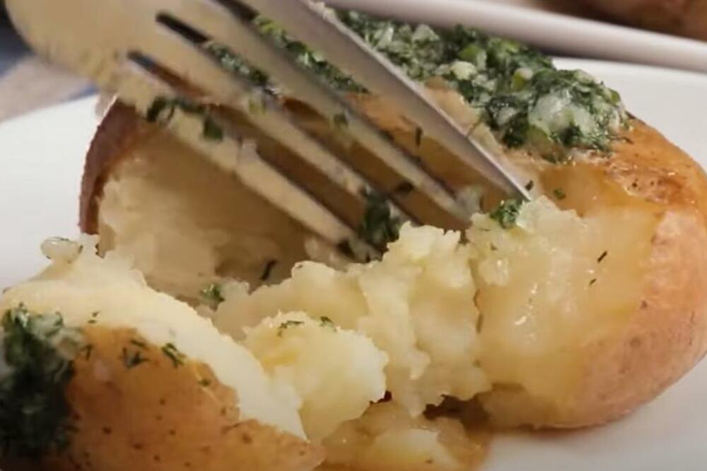 OVO JE NAJBOLJI RECEPT ZA KROMPIR IZ RERNE: Sa ovim ZAČINIMA ga još NISTE OKUSILI, raspada se U USTIMA