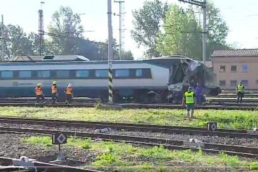 TEŠKA NESREĆA U ČEŠKOJ: Sudarili se voz i lokomotiva, ima POGINULIH! (VIDEO)